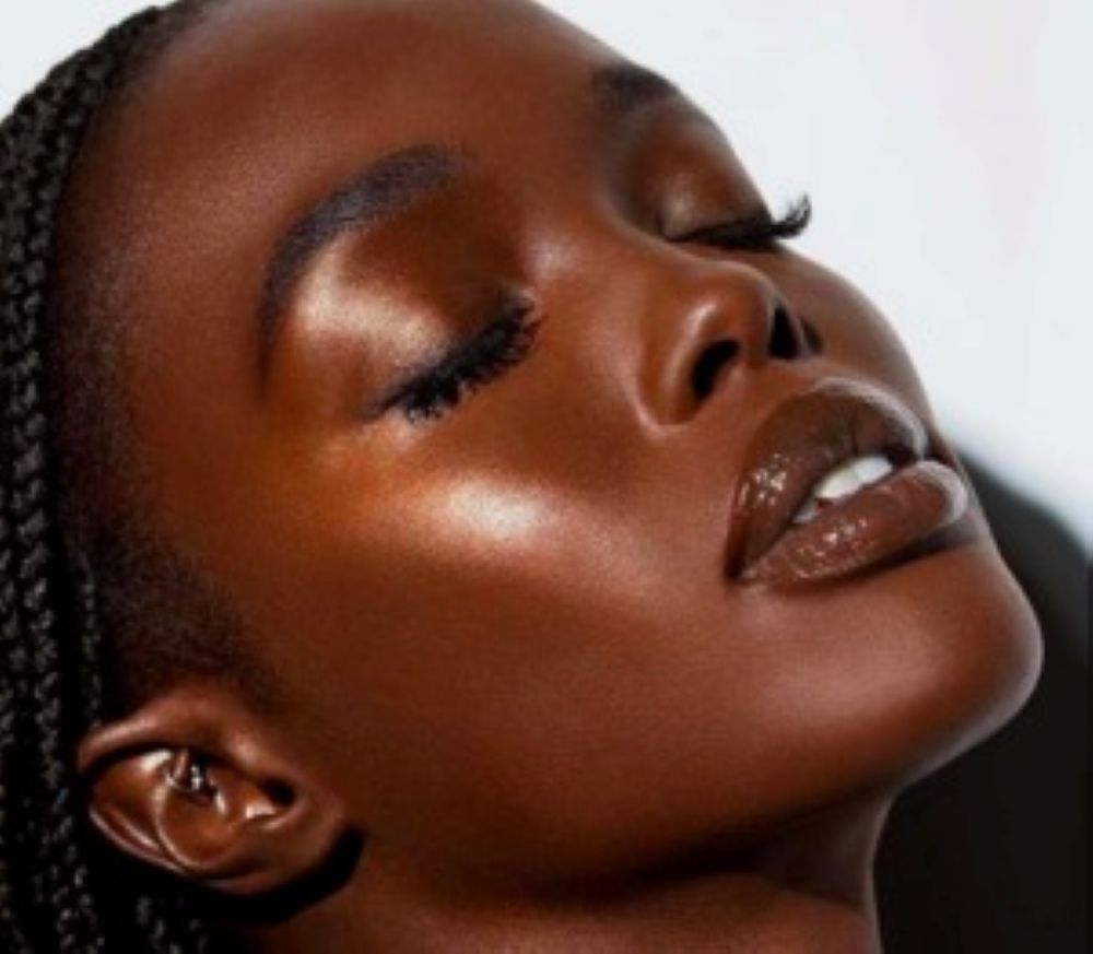 fenty-beauty-killawatt-modeL GLOWING SKIN